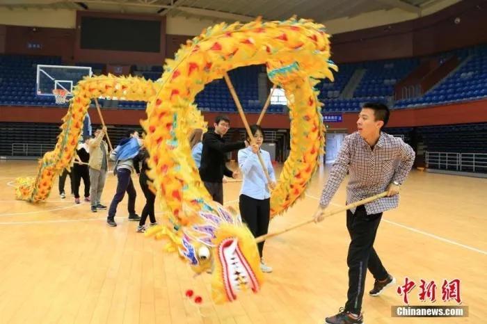 资料图:舞龙队学员们正在练习舞龙动作。中新社记者 王远 摄 资料图:舞龙队学员们正在练习舞龙动作。/p中新社记者 王远 摄