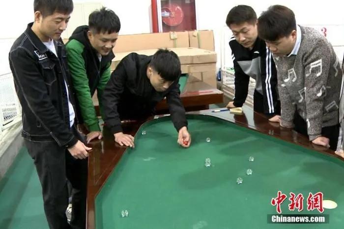 资料图:“打弹球”已成为西安体育学院的正式课程,学生们可以名正言顺地在课堂上“玩耍”,不仅培养了学生的团队精神和队友间的配合,同时也锻炼了思维能力。燕武 摄 资料图:“打弹球”已成为西安体育学院的正式课程,学生们可以名正言顺地在课堂上“玩耍”,不仅培养了学生的团队精神和队友间的配合,同时也锻炼了思维能力。燕武 摄