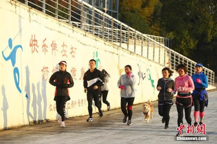 1月1日清晨,江西南昌,市民跑步健身,迎接2021新年的到来。中新社记者 刘占昆 摄 1月1日清晨,江西南昌,市民跑步健身,迎接2021新年的到来。/p中新社记者 刘占昆 摄