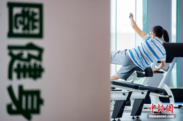一位市民在北京市海淀区腾达大厦内的一家健身房内锻炼。新社记者 侯宇 摄 一位市民在北京市海淀区腾达大厦内的一家健身房内锻炼。新社记者 侯宇 摄