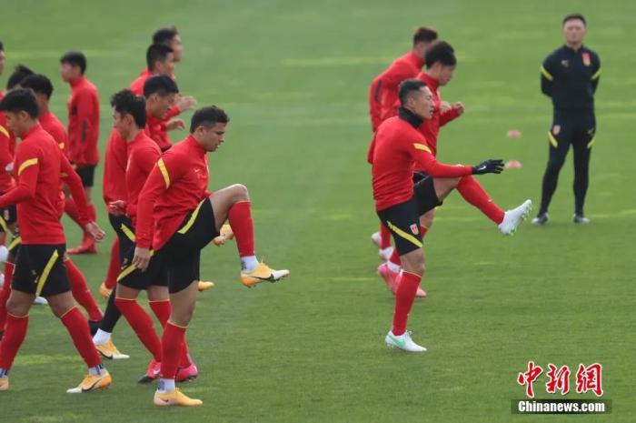 球员们做热身准备。张亨伟 摄