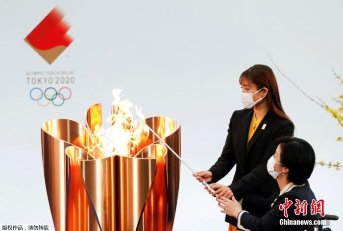 石原里美与残奥运动员参与点燃圣火。 石原里美与残奥运动员参与点燃圣火。