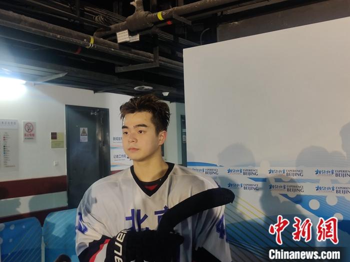 李明诜昊赛后在混合区接受采访。 李明诜昊赛后在混合区接受采访。