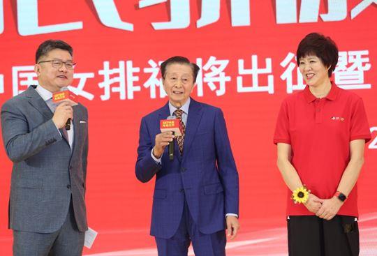 宋世雄和郎平在活动现场。主办方供图。 宋世雄和郎平在活动现场。主办方供图。