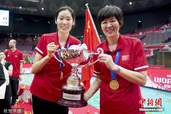资料图:2019年女排世界杯,中国女排夺得冠军。 资料图:2019年女排世界杯,中国女排夺得冠军。