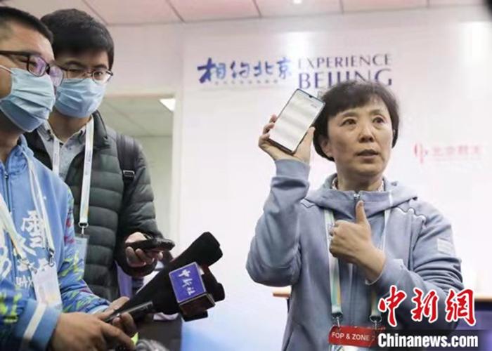 尹金淑对记者展示“黑科技防疫利器”。樊迪 摄 尹金淑对记者展示“黑科技防疫利器”。樊迪 摄