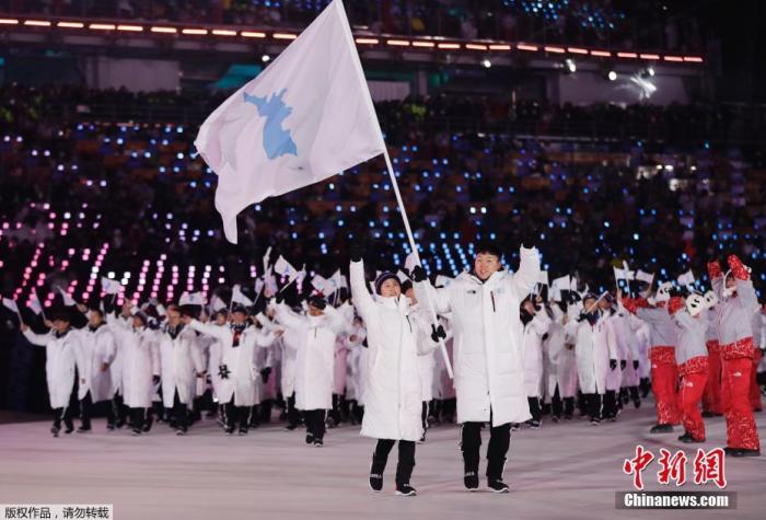 资料图:2018平昌冬奥会在韩国平昌奥林匹克体育场举行开幕式,韩国与朝鲜运动员共同出场。 资料图:2018平昌冬奥会在韩国平昌奥林匹克体育场举行开幕式,韩国与朝鲜运动员共同出场。