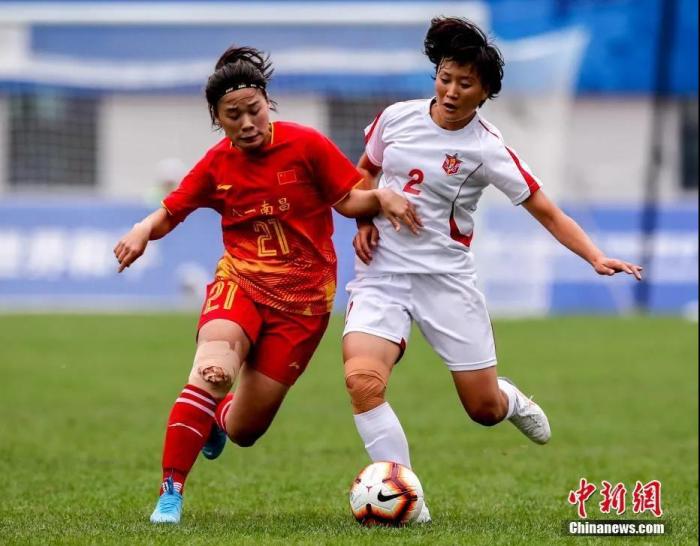 第七届世界军人运动会女子足球决赛,朝鲜女足2:1战胜中国女足获得冠军。中新社记者 张畅 摄 第七届世界军人运动会女子足球决赛,朝鲜女足2:1战胜中国女足获得冠军。/p中新社记者 张畅 摄