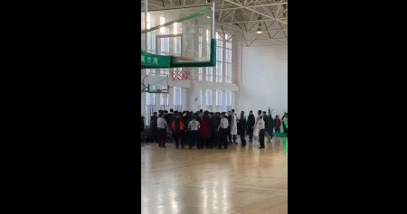 大学生球场再现暴力犯规 热血不是恶意伤人挡箭牌