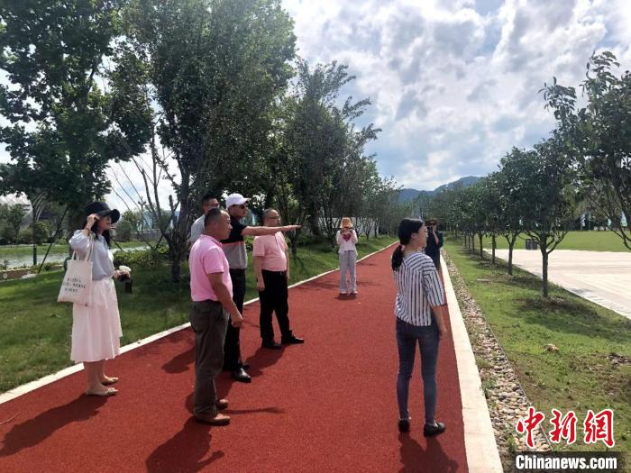 众人考察参观德清县 陈艳艳 摄 众人考察参观德清县 陈艳艳 摄