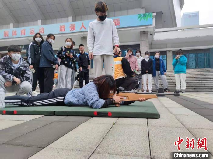武汉当地民众在活动期间体验模拟冬季两项中的射击环节 郝凌宇 摄