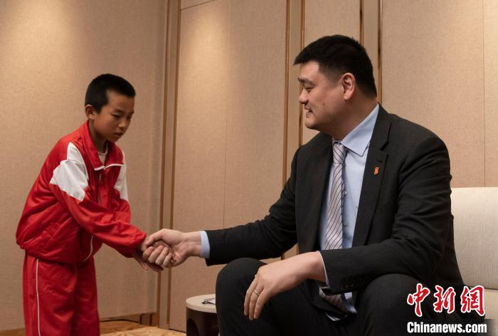 乡村篮球少年王磊与偶像姚明握手。 杨迪 摄 乡村篮球少年王磊与偶像姚明握手。 杨迪 摄