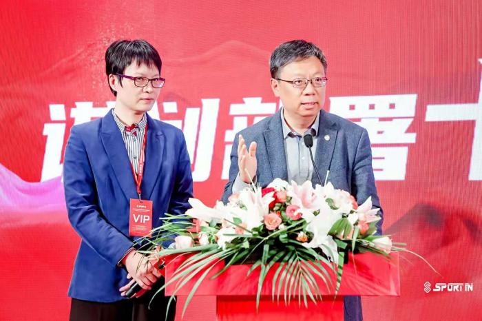 北京市体育局副局长杨海滨(右)和著名神经内科主任医师、博士生导师王春雪。主办方供图 北京市体育局副局长杨海滨(右)和著名神经内科主任医师、博士生导师王春雪。主办方供图