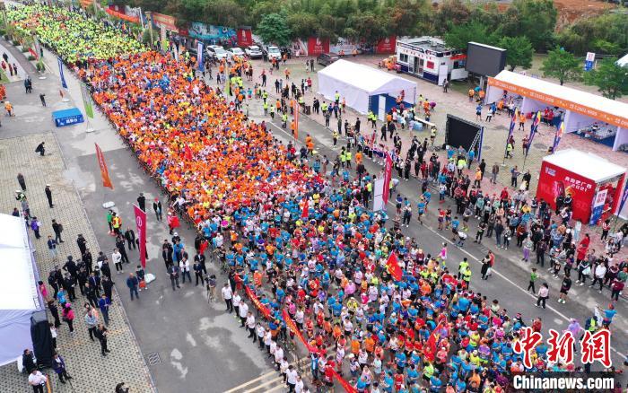 4000余名跑马爱好者激情开跑。 中共贺州市委宣传部 摄 4000余名跑马爱好者激情开跑。 中共贺州市委宣传部 摄