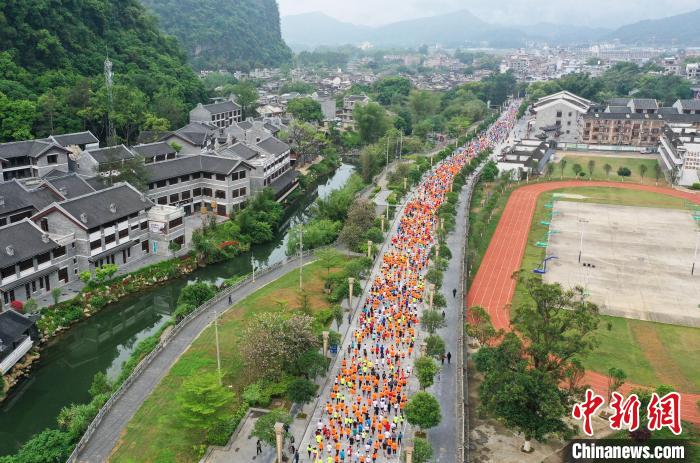 4000余名跑马爱好者激情开跑。 中共贺州市委宣传部 摄 4000余名跑马爱好者激情开跑。 中共贺州市委宣传部 摄