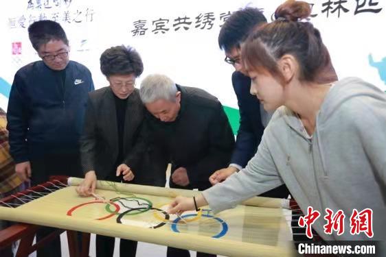 “为奥运喝彩”恒爱行动至美之行无锡站在江苏信息职业技术学院举行 张敏霞 供图 张敏霞 供图 摄 “为奥运喝彩”恒爱行动至美之行无锡站在江苏信息职业技术学院举行 张敏霞 供图 张敏霞 供图 摄