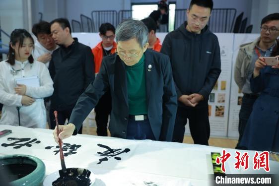 “为奥运喝彩”恒爱行动至美之行无锡站在江苏信息职业技术学院举行 张敏霞 供图 张敏霞 供图 摄 “为奥运喝彩”恒爱行动至美之行无锡站在江苏信息职业技术学院举行 张敏霞 供图 张敏霞 供图 摄