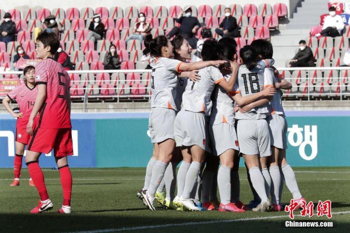 北京时间4月8日,中韩女足奥运会预选赛附加赛首回合比赛在韩国高阳体育场举行。中国女足由王霜、吴海燕领衔出战。张馨率先为中国队打破僵局,姜綵林将比分扳平。下半场,唐佳丽造点,王霜主罚命中。最终,中国女足2:1客场战胜韩国。图片来源:视觉中国 北京时间4月8日,中韩女足奥运会预选赛附加赛首回合比赛在韩国高阳体育场举行。中国女足由王霜、吴海燕领衔出战。张馨率先为中国队打破僵局,姜綵林将比分扳平。下半场,唐佳丽造点,王霜主罚命中。最终,中国女足2:1客场战胜韩国。图片来源:视觉中国