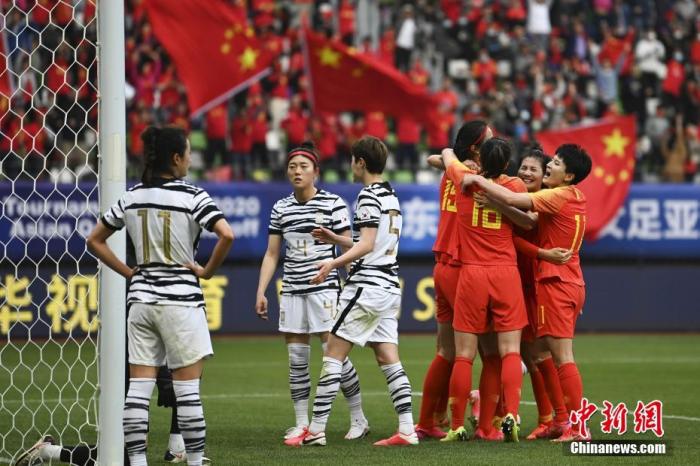 4月13日,中韩女足奥预赛附加赛次回合比赛在苏州打响。首回合2:1领先的中国女足,在次回合0:2落后的情况下完成逆转,最终经加时以总比分4:3击败对手,获得东京奥运会门票。图为比赛现场。 图片来源:视觉中国 4月13日,中韩女足奥预赛附加赛次回合比赛在苏州打响。首回合2:1领先的中国女足,在次回合0:2落后的情况下完成逆转,最终经加时以总比分4:3击败对手,获得东京奥运会门票。图为比赛现场。 图片来源:视觉中国