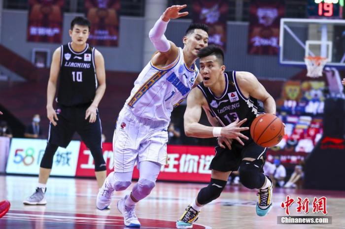 6月20日,山东青岛,19/20CBA复赛第一阶段,北京首钢Vs辽宁衡业。图为北京首钢球员林书豪(白)防守辽宁衡业球员郭艾伦(右一)。图片来源:视觉中国 6月20日,山东青岛,19/20CBA复赛第一阶段,北京首钢Vs辽宁衡业。图为北京首钢球员林书豪(白)防守辽宁衡业球员郭艾伦(右一)。图片来源:视觉中国