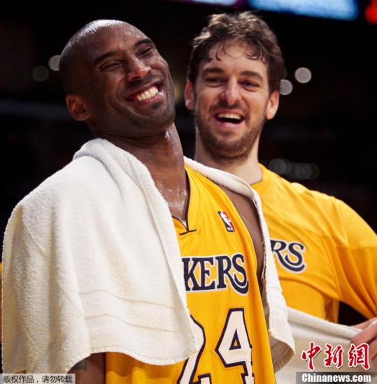 2月21日,NBA常规赛中,湖人主场103-92战胜开拓者队。这是休息时的科比(左)和加索尔相聊甚欢。 2月21日,NBA常规赛中,湖人主场103-92战胜开拓者队。这是休息时的科比(左)和加索尔相聊甚欢。