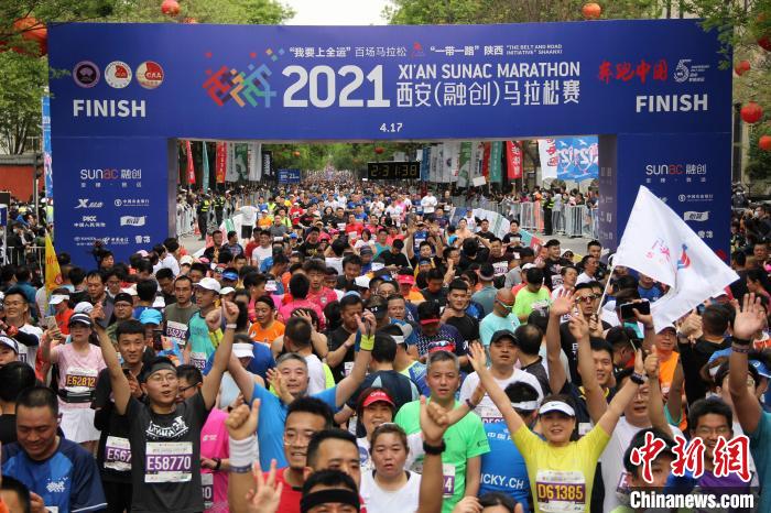 西安马拉松赛半程项目终点。 张一辰 摄 西安马拉松赛半程项目终点。 张一辰 摄