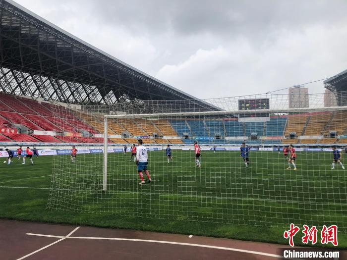图为比赛瞬间 张伟 摄 图为比赛瞬间 张伟 摄