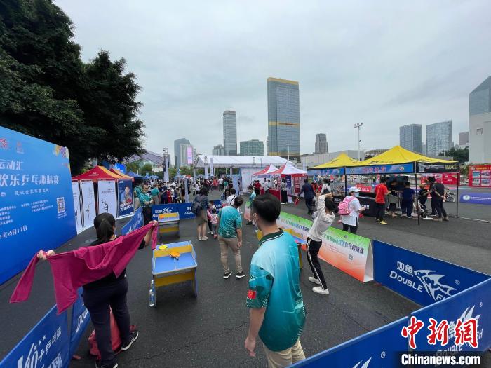 市民在活动现场参加体育运动 王坚 摄 市民在活动现场参加体育运动 王坚 摄