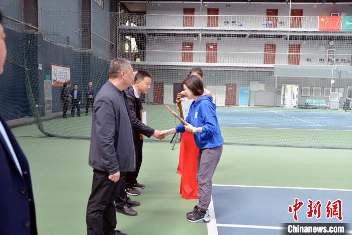 郑洁为学校授牌。郑洁教练团队 郑洁教练团队 摄 郑洁为学校授牌。郑洁教练团队 郑洁教练团队 摄