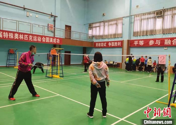 19日，智力残疾运动员参加羽毛球比赛。　吴琼 摄