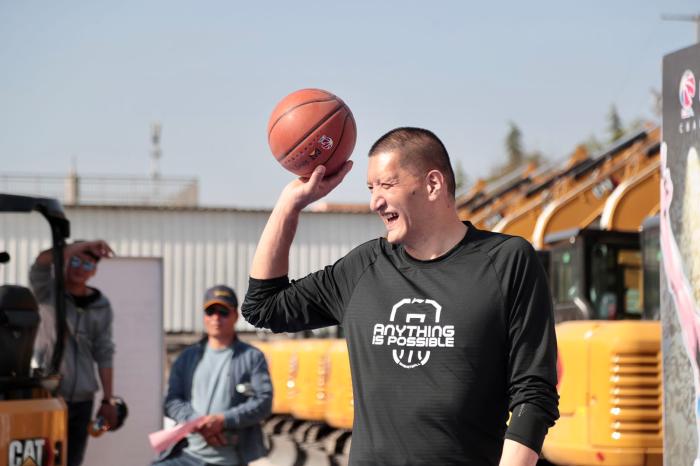 巴特尔在活动现场和球迷交流。主办方供图 巴特尔在活动现场和球迷交流。主办方供图