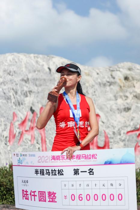 获得女子组半马第一名的张爽。组委会供图 获得女子组半马第一名的张爽。组委会供图