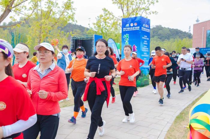 发布会结束后,参与者现场开展健身活动。组委会供图 发布会结束后,参与者现场开展健身活动。组委会供图