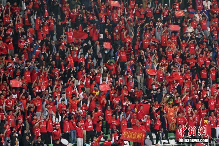 4月13日，球迷为中国女足加油。当日，在江苏苏州举行的东京奥运会女足亚洲区预选赛附加赛第二回合的比赛中，中国队通过加时赛以2比2战平韩国队，从而以总比分4比3胜出，晋级东京奥运会。/p中新社记者 泱波 摄