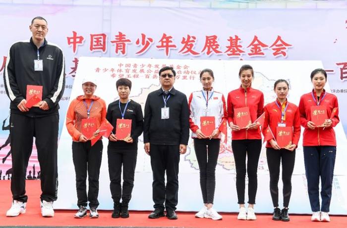 中国青基会理事长郭美荐为体育明星颁发公益爱心大使证书。主办方供图 中国青基会理事长郭美荐为体育明星颁发公益爱心大使证书。主办方供图