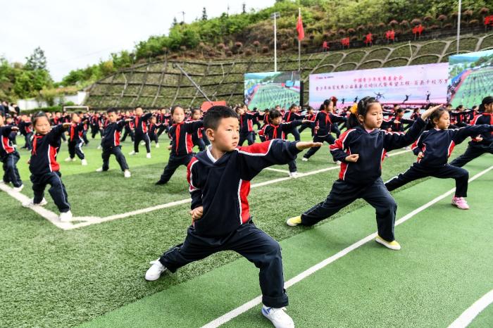 平利县老县镇中心小学学生表演武术操。主办方供图 平利县老县镇中心小学学生表演武术操。主办方供图