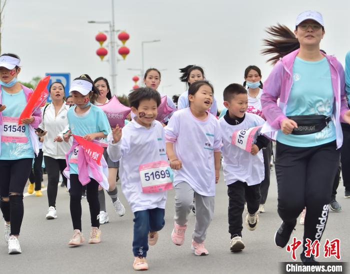 一些家属陪伴跑步 翟羽佳 摄 一些家属陪伴跑步 翟羽佳 摄