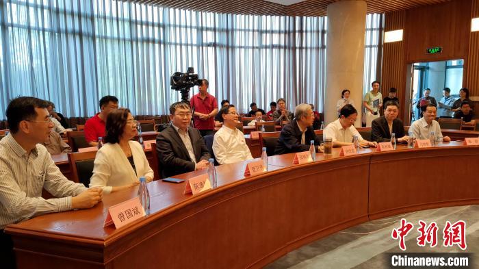 中国围棋领袖聂卫平棋圣(左3)、马晓春九段(右2)出席厦门大学100周年校庆校友围棋大会颁奖仪式。 杨伏山 摄 中国围棋领袖聂卫平棋圣(左3)、马晓春九段(右2)出席厦门大学100周年校庆校友围棋大会颁奖仪式。 杨伏山 摄
