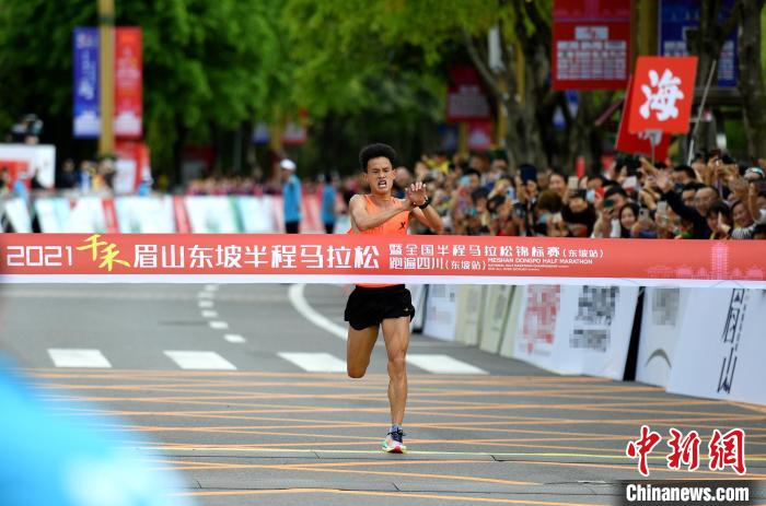 马拉松选手冲线瞬间。 刘忠俊 摄 马拉松选手冲线瞬间。 刘忠俊 摄