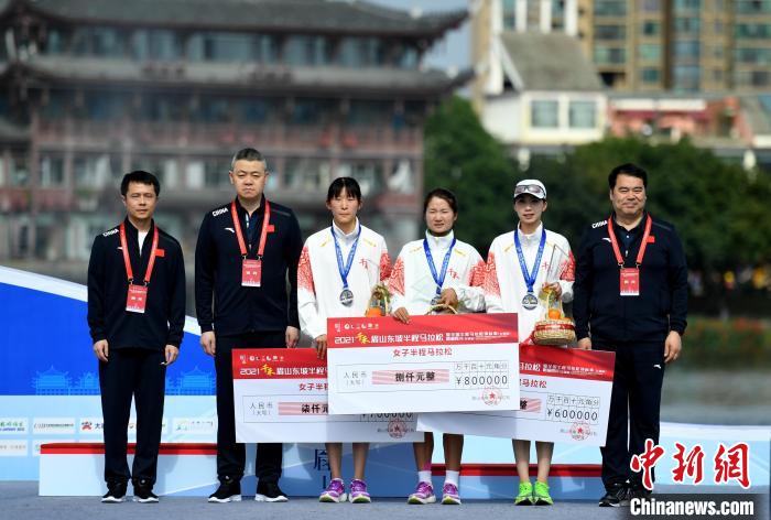 “东马”半程组女子颁奖现场。 刘忠俊 摄 “东马”半程组女子颁奖现场。 刘忠俊 摄