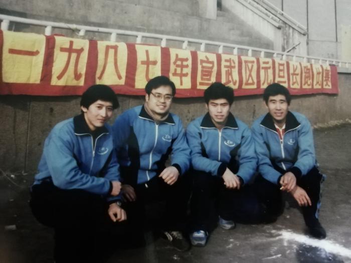 李华仲(右二)年轻时和跑友们的合照。受访者供图。 李华仲(右二)年轻时和跑友们的合照。受访者供图。