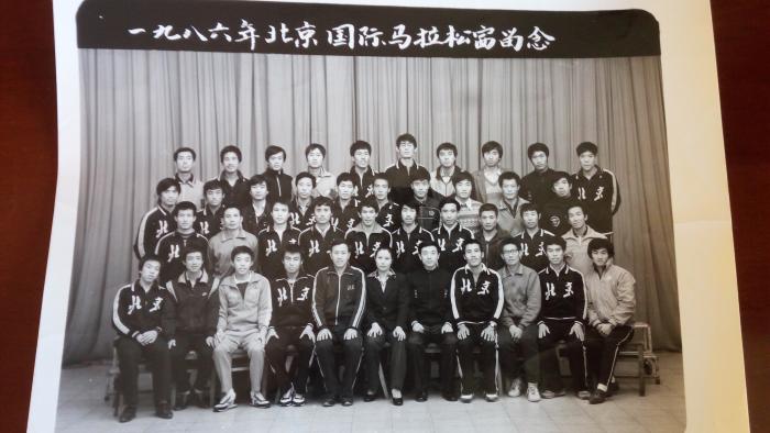 李华仲(前排右二)年轻时和跑友们的合照。受访者供图。 李华仲(前排右二)年轻时和跑友们的合照。受访者供图。