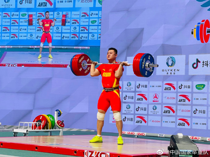 杨哲破抓举世界纪录。图片来源：中国国家举重队官方微博