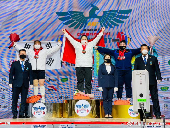 李雯雯(中)打破三项世界纪录。图片来源：中国国家举重队官方微博