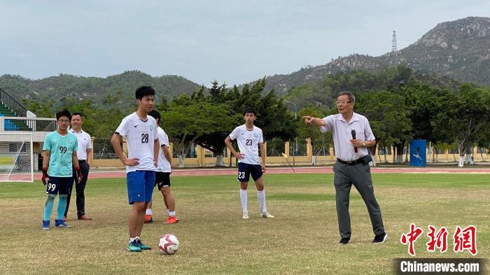 言传身教传承足球文化 岳朝莲 摄 言传身教传承足球文化 岳朝莲 摄