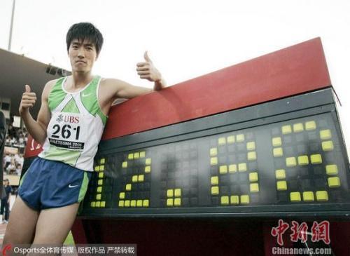 资料图:2006年7月12日,瑞士洛桑,刘翔12秒88打破世界纪录,达到职业生涯巅峰。图片来源:Osports全体育图片社 资料图:2006年7月12日,瑞士洛桑,刘翔12秒88打破世界纪录,达到职业生涯巅峰。图片来源:Osports全体育图片社