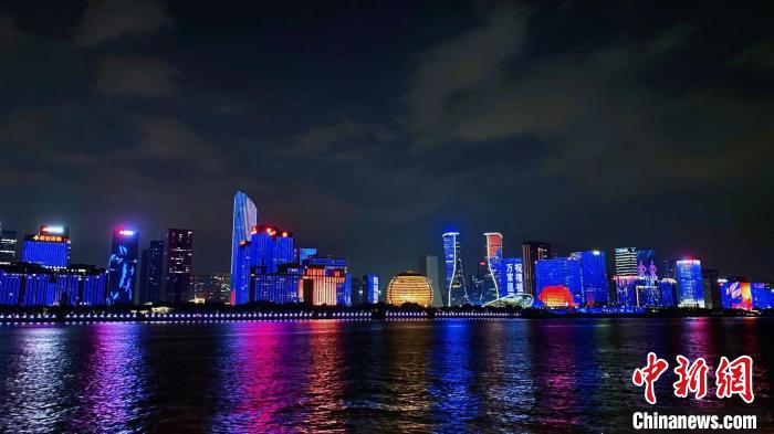 杭州钱塘江畔。 钱晨菲 摄 杭州钱塘江畔。 钱晨菲 摄