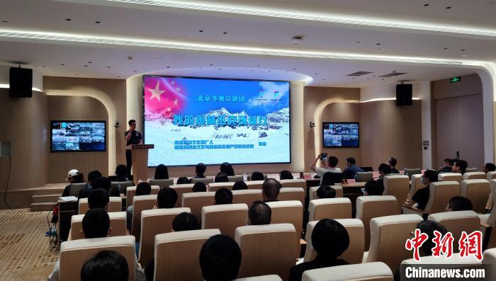 6名北京冬奥宣讲团成员走进福建展开宣讲活动。 杨伏山 摄 6名北京冬奥宣讲团成员走进福建展开宣讲活动。 杨伏山 摄