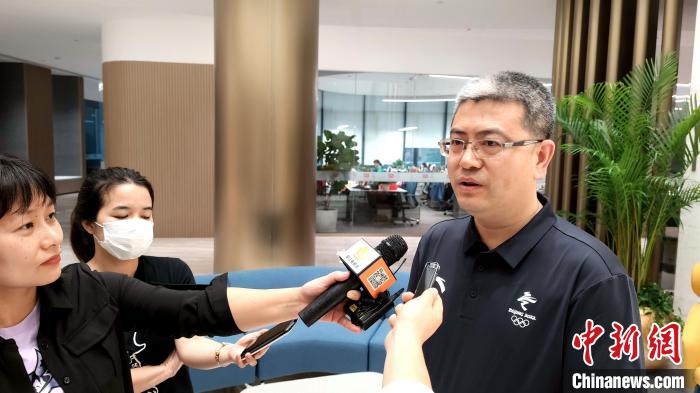 北京市委讲师团团长石勇接受记者采访。 杨伏山 摄 北京市委讲师团团长石勇接受记者采访。 杨伏山 摄
