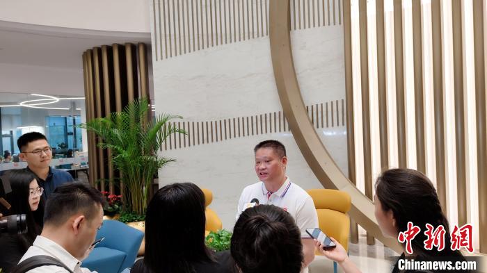 盼盼食品集团董事长蔡金垵接受记者采访。 杨伏山 摄 盼盼食品集团董事长蔡金垵接受记者采访。 杨伏山 摄
